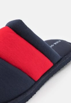 Pier One Unisex - Pantoffels - Dark Blue/Red 11 Pier One Unisex - Pantoffels - Dark Blue/Red -Schoenen Promotie 3873ff5ffc164a00938853720f513c10