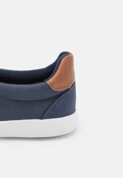 Pier One Unisex - Instappers - Dark Blue 11 Pier One Unisex - Instappers - Dark Blue -Schoenen Promotie 389e4733b80f4869a0757e54a268f427