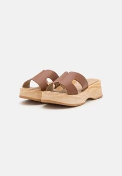 Pier One Leather - Clogs - Cognac 9 Pier One Leather - Clogs - Cognac -Schoenen Promotie 69b4795bfe1f42a7b872d6b88fa8c9c2