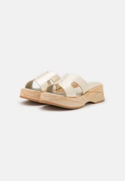 Pier One Leather - Clogs - Gold 8 Pier One Leather - Clogs - Gold -Schoenen Promotie 7340354bb3184d65b143ef5952f5a2f6