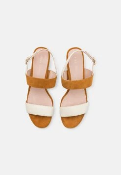 Pier One Leather- Sandalen - White/Cognac 11 Pier One Leather- Sandalen - White/Cognac -Schoenen Promotie 7bf1f83e1cba4f3fa26b89379bf96b29