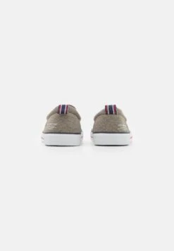 Pier One Unisex - Sneakers Laag - Taupe 8 Pier One Unisex - Sneakers Laag - Taupe -Schoenen Promotie 7f1d9cc45e594666834dcd5b282fd569