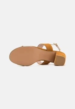 Pier One Leather- Sandalen - White/Cognac 10 Pier One Leather- Sandalen - White/Cognac -Schoenen Promotie cdd8b57c5133477f8fbebb682a16a8de