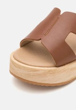 Pier One Leather - Clogs - Cognac 13 Pier One Leather - Clogs - Cognac -Schoenen Promotie e3b12b1e984f4a418f3826172ba96b4c